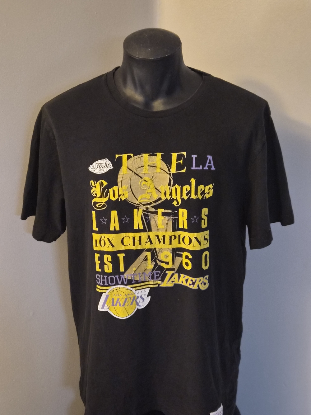 Title: Mitchell & Ness Los Angeles Lakers 16x Champions Graphic T-Shirt Black M